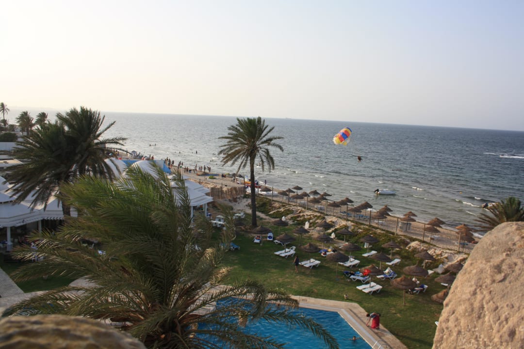 Pool und der Strand des Hotels Monarque Club Rivage