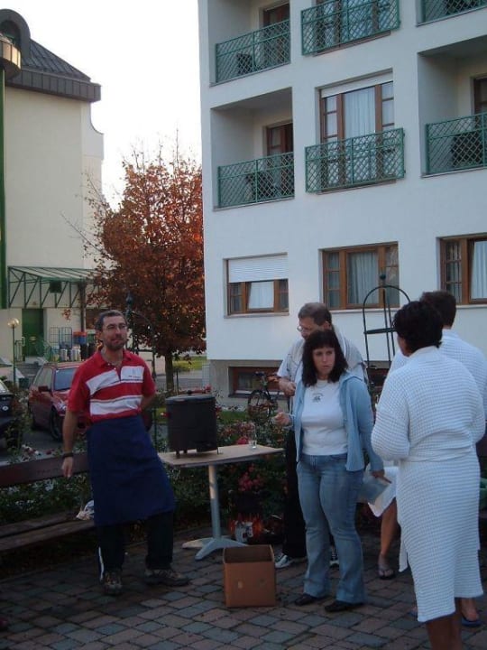 Maronibraten vor dem Hotel SIMON - das Vitalhotel