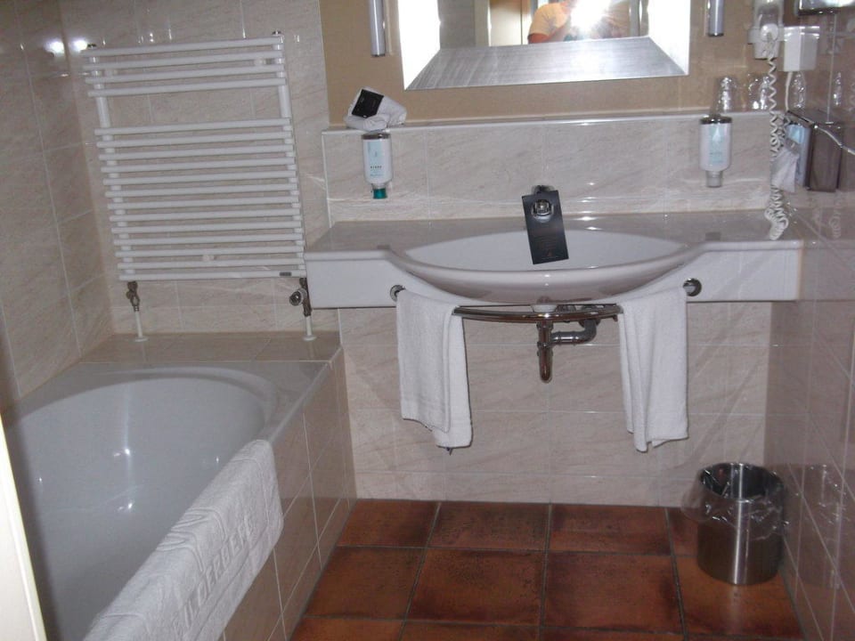 Bad im Doppelzimmer 341 Hotel Bilderberg Kasteel Vaalsbroek