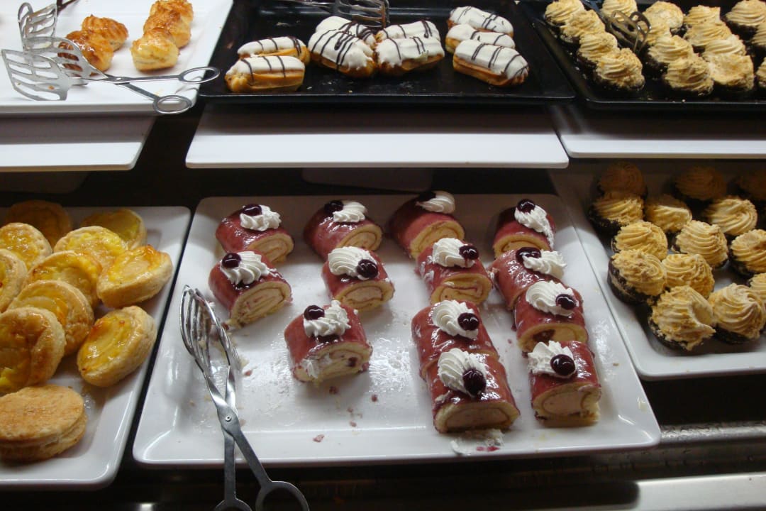 Petit Fours und das Beste, daneben stehen Liköre und Rum, je Hotel Riu Arecas - Adults only