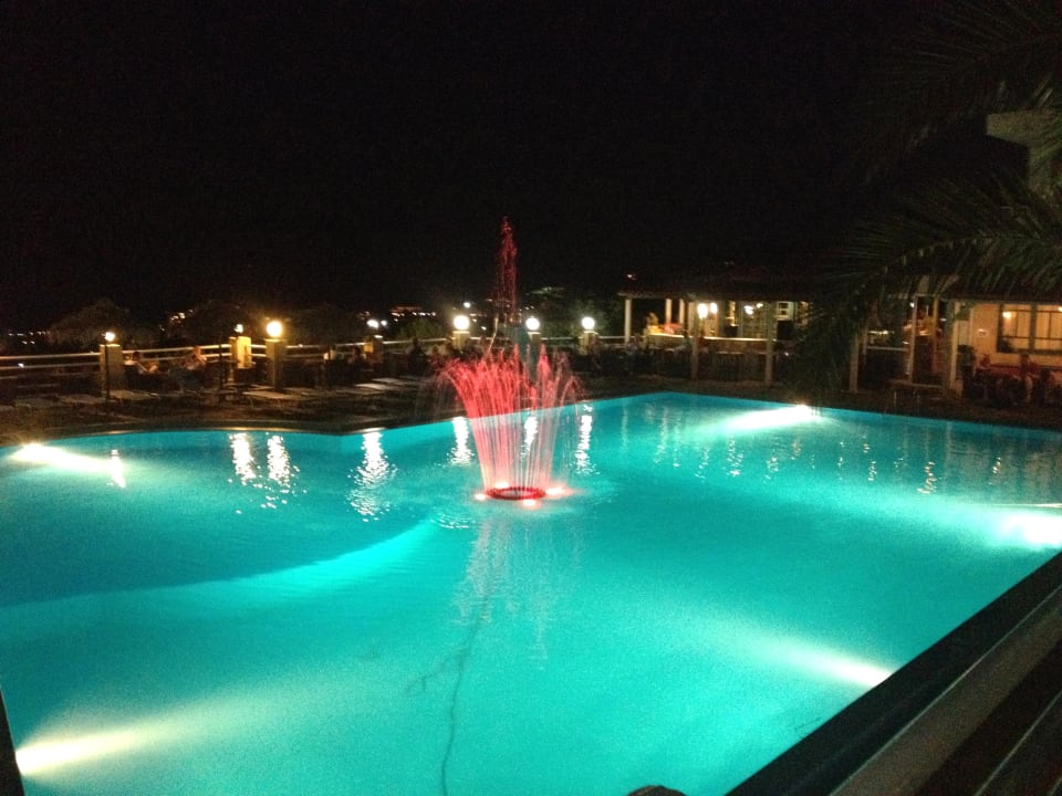 Der Pool am Abend Elounda Residence Resort & Waterpark