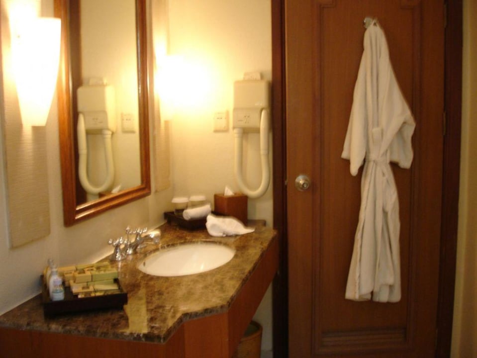 Sauberes Bad mit allem was man braucht Padma Resort Legian