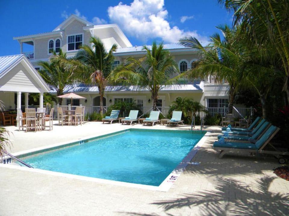 Pool facilities Hotel Mainsail Beach Inn