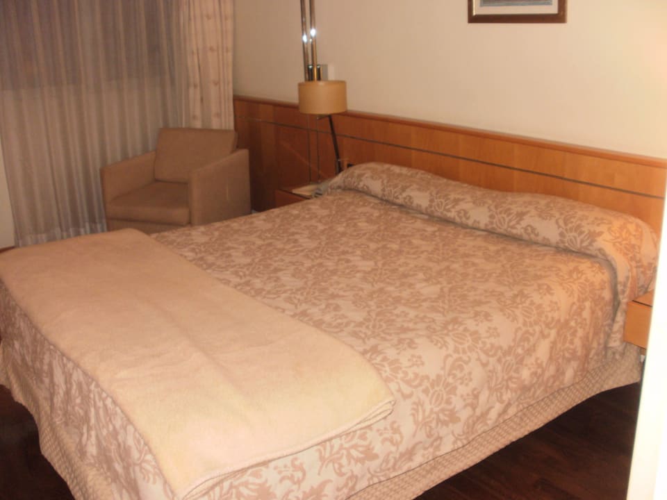 Doppelbett mit kleinen Kopfkissen Eurohotel Diagonal Port