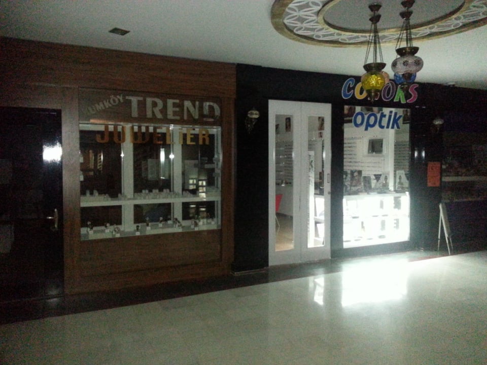 Kleine Läden im Lobbybereich Seaden Corolla Hotel