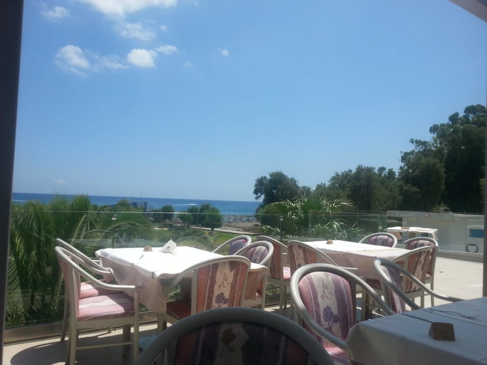 Terrasse vom Speisesaal schöner Blick zum Meer. Pegasos Deluxe Beach Hotel