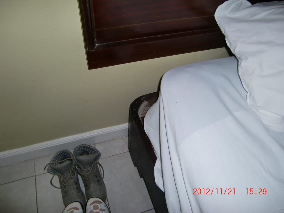 Dicker Staub im Bettrahmen  Hotel Rooms on the Beach by Superclubs