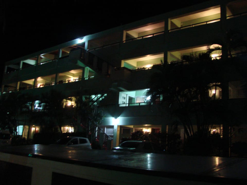 Hotel im Dunkeln Coconut Court Beach Hotel