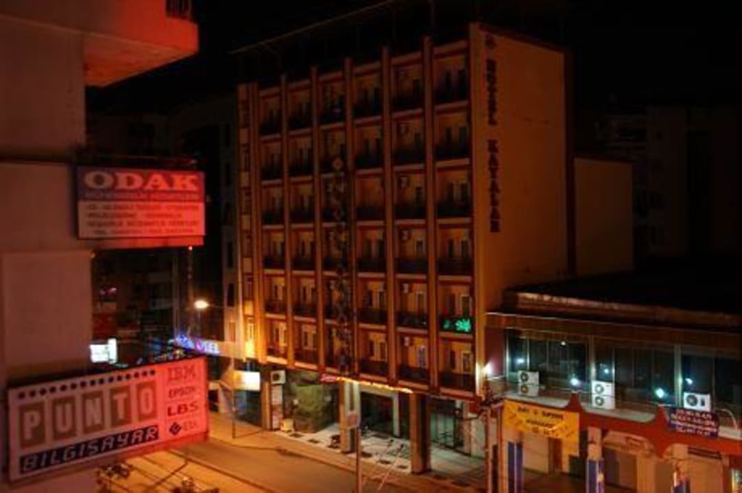 Widoczek z naszego okna nocą Hotel Mostar