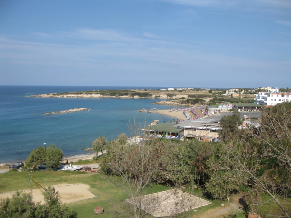 Zu Strand vom Nachbarhotel Coral Beach Hotel & Resort