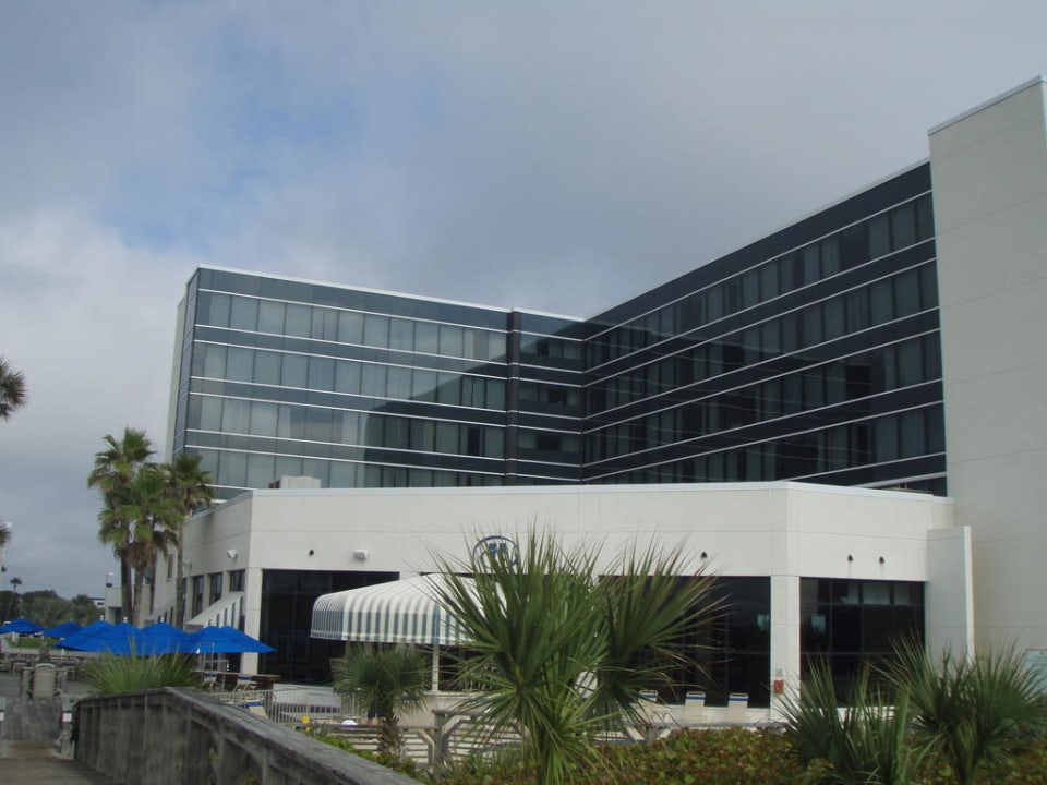 Ansicht von der Strand-/Poolseite aus Hotel Hilton Cocoa Beach Oceanfront
