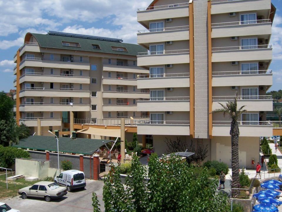 Blick von Haupthaus auf die zwei Nebengebäude Alaiye Resort & Spa