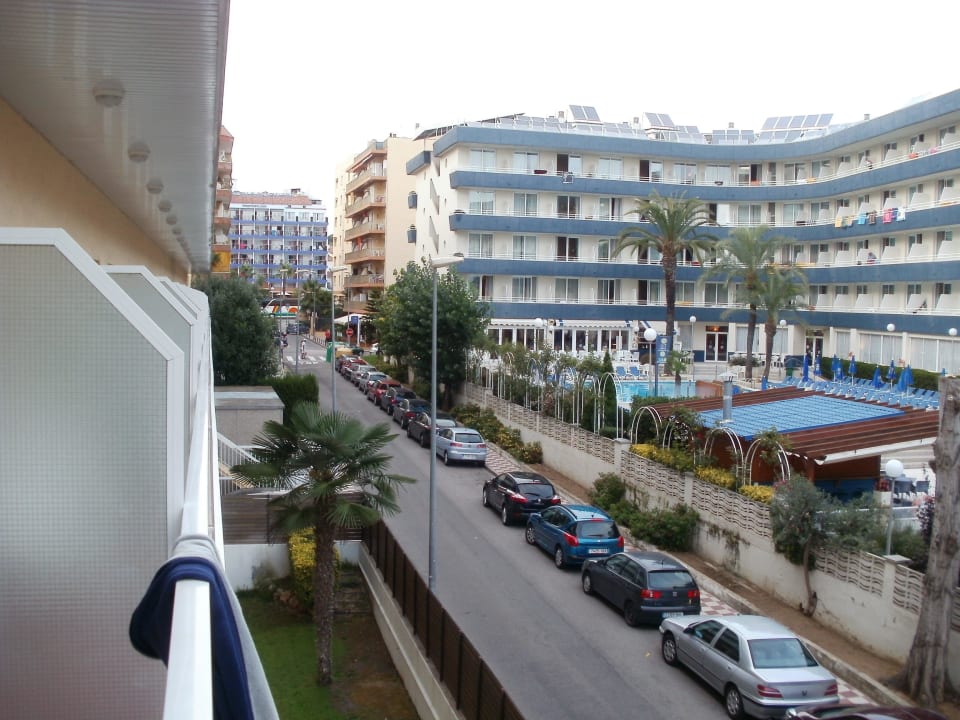 Aufs Nachbarhotel und Straße  GHT Oasis Park & Spa