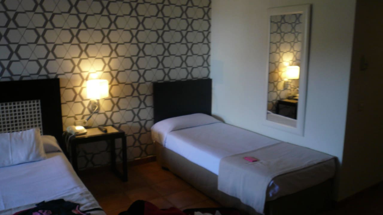 Links doppelbett, rechts 1 der 2 einzelbetten H10 Salauris Palace