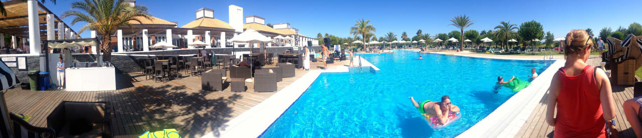 Drummer im Pool ROBINSON QUINTA DA RIA