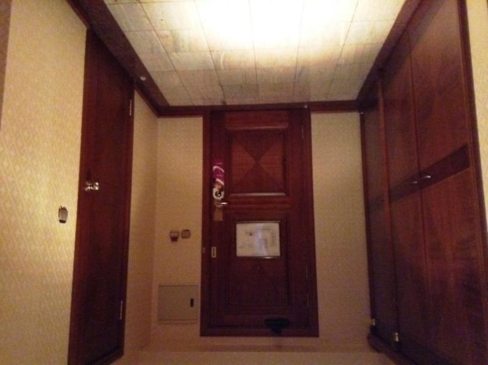 Вход, слева стенной шкаф, справа ванная Hotel Crowne Plaza