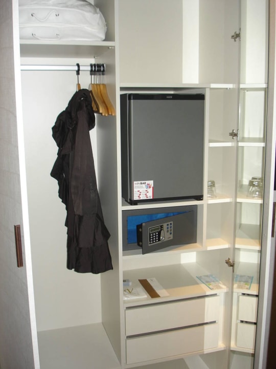 Geräumiger Schrank mit Minibar und Safe Vincci Mercat