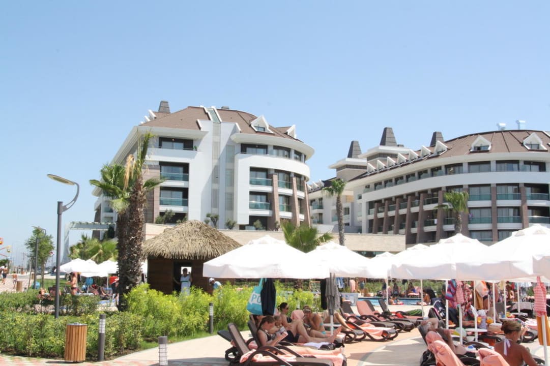 Poolblick auf Haupthaus Sherwood Dreams Resort