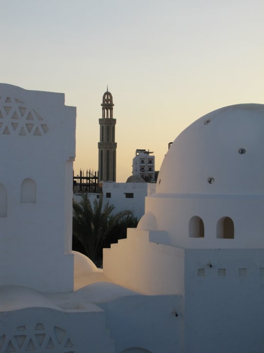 Blick zur Moschee (es ruft kein Muezzin) Arabella Azur Resort