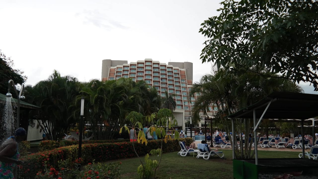 Blick von der Gartenanlage auf das Hotel Blau varadero - Adults only