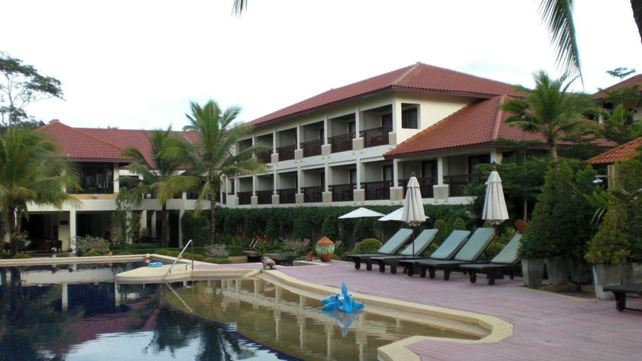 Hotelpool mit Blick zum Haupthaus The Briza Beach Resort Khaolak