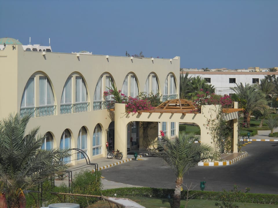 Hoteleingang zur Rezeption Desert Rose