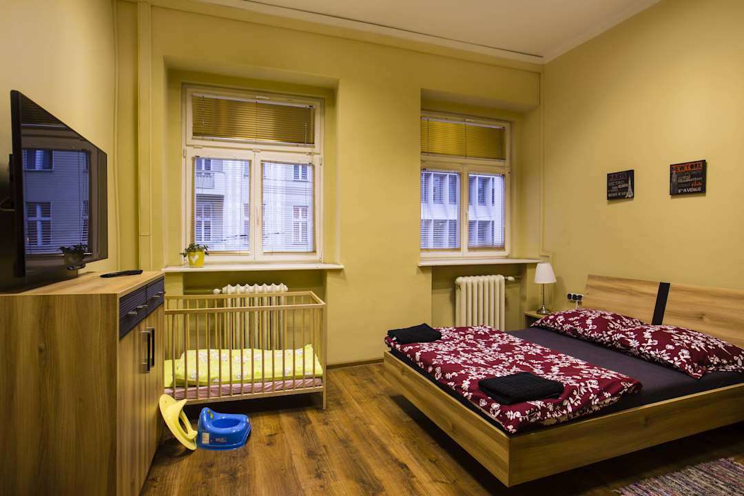 Pokój 2 osobowy z łóżeczkiem dziecięcym ART Hostel Poznań