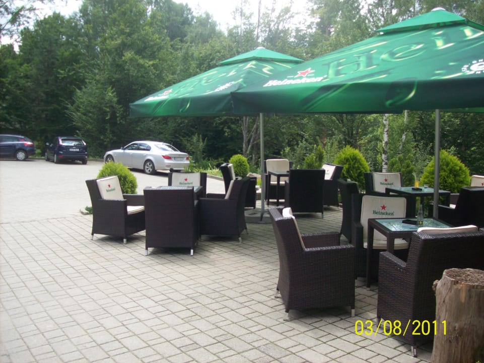 Sitzplätze vor dem Hotel Hotel Tirol