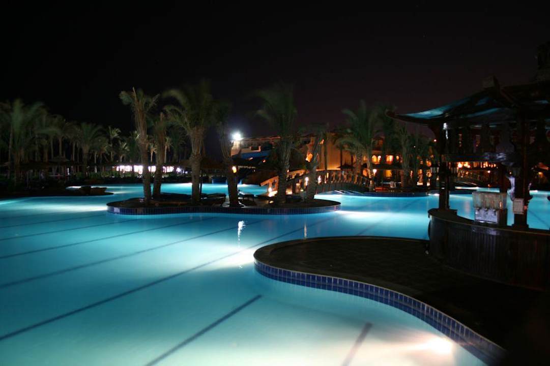 Basen nocą2 Sea Beach Edge By Rotana