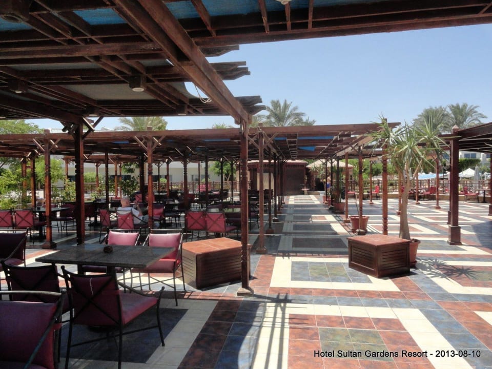 Przy basenia Sultan Gardens Resort