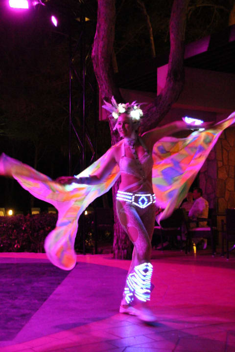 Beleuchtete Tänzerin am Abend Xanadu Resort Hotel