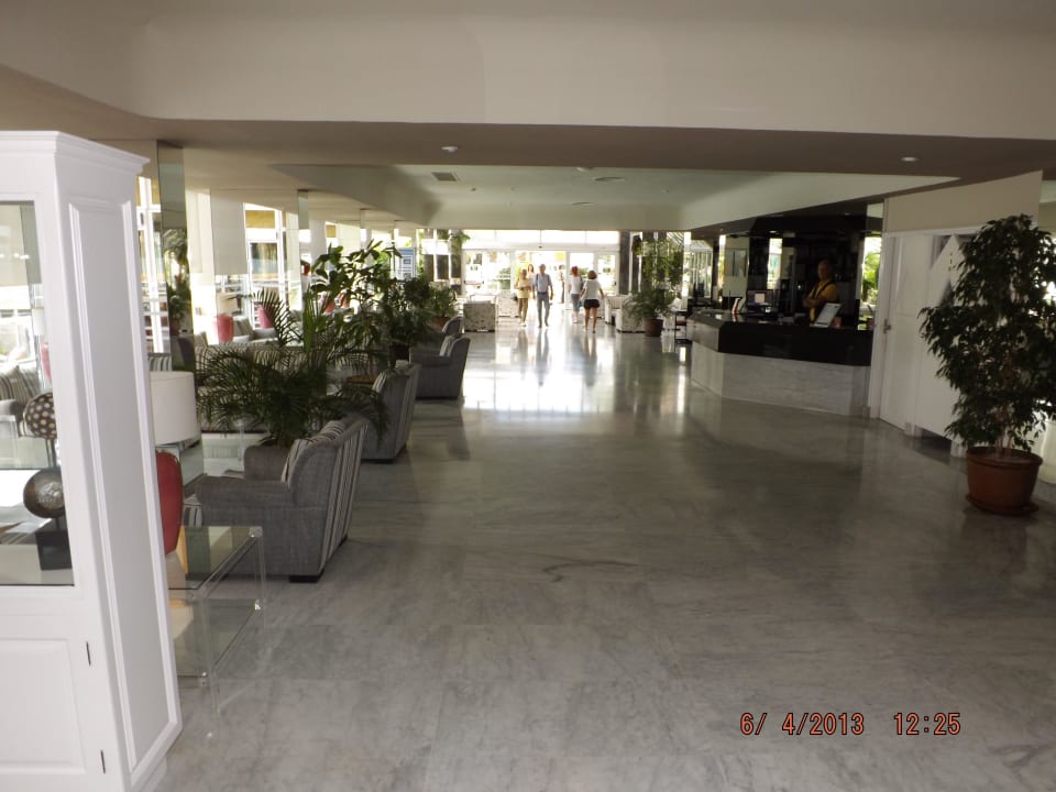 Ein- bzw. Ausgang des Hotels allsun Hotel Lucana