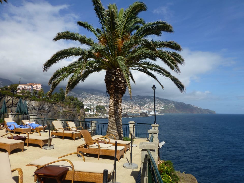Sonnenbaden auf der Klippe.  Hotel The Cliff Bay (PortoBay)