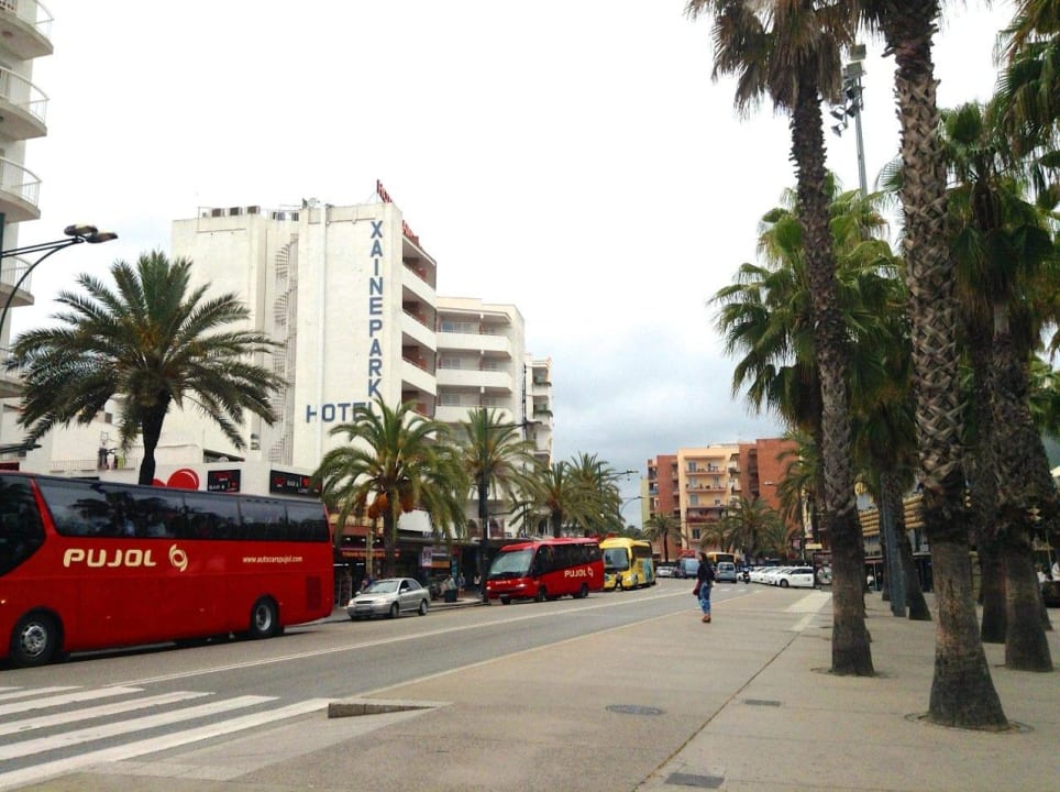 Belebte Straße vor dem Hotel Hotel Xaine Park