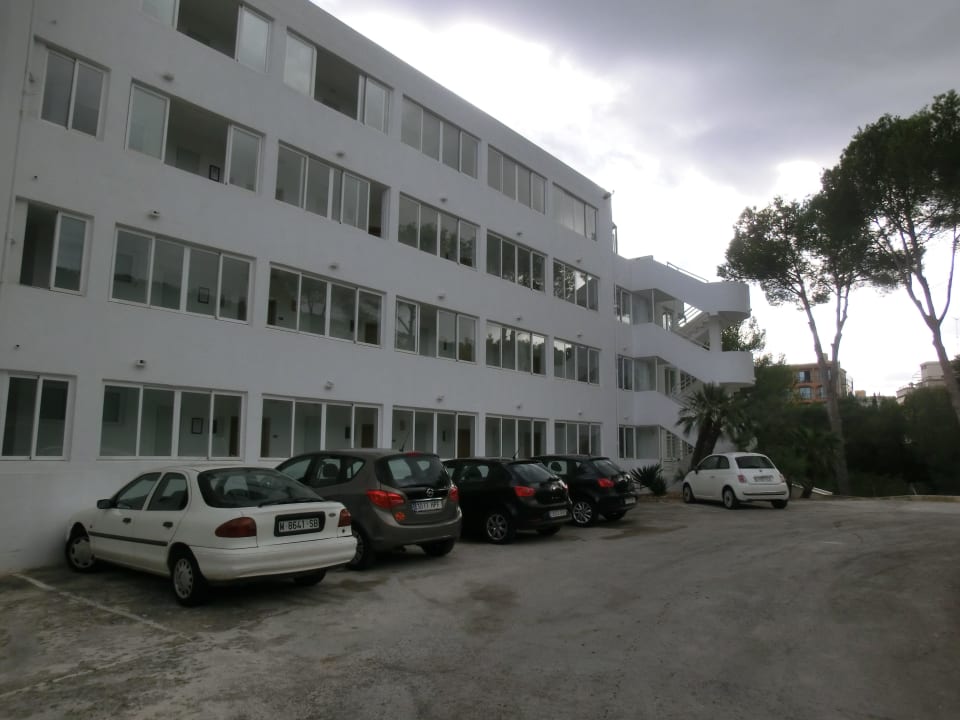 Rückansicht am Parkplatz allsun Hotel Paguera Park