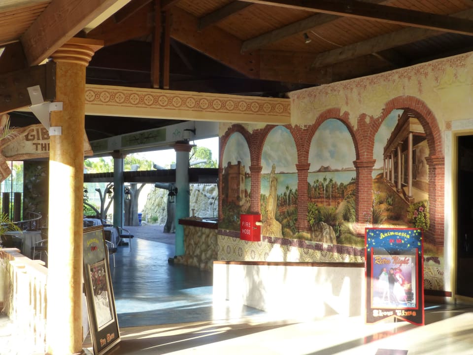 Showtheater hinter der Lobby und Lobbybar Hotel Playa Pesquero