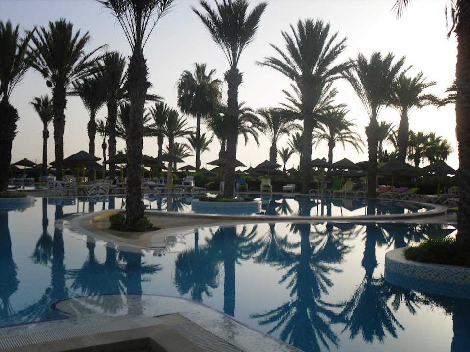 Basen o poranku Houda Golf & Beach Club