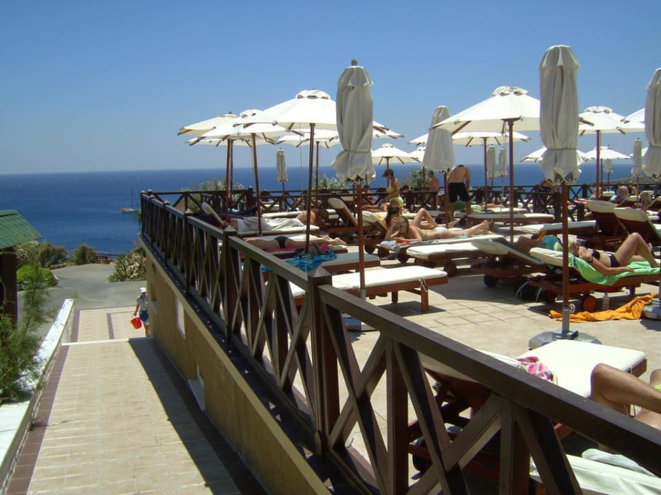 Poolanlage kurz vor dem Strand Hotel Kalithea Horizon Royal