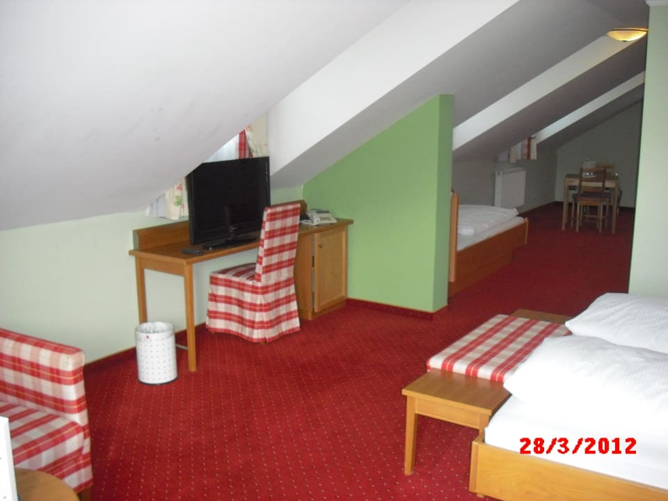 Detail Zimmer (mit Zustellbett)  Landferienhotel Augustin