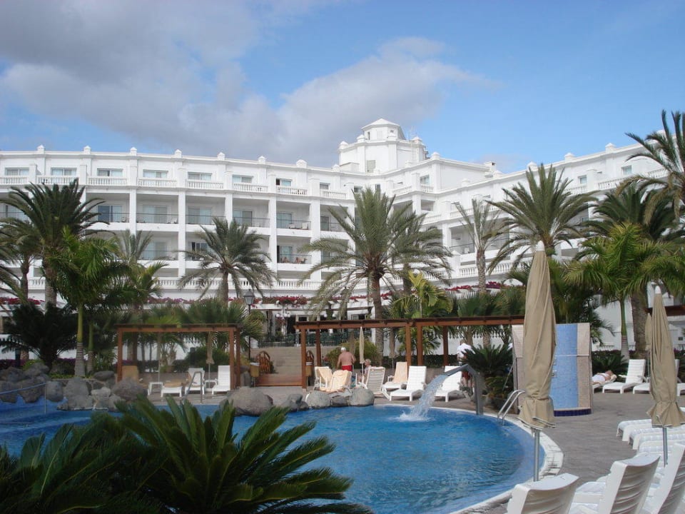 Aussenansicht vom Pool aus Hotel Riu Palace Maspalomas Adults Only