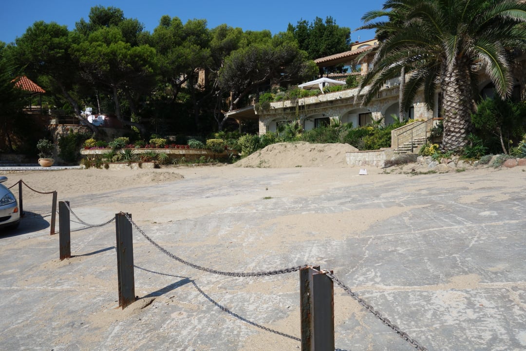 Das war wohl mal der Hotelstrand... Eden Roc Hotel & Spa by Brava Hoteles