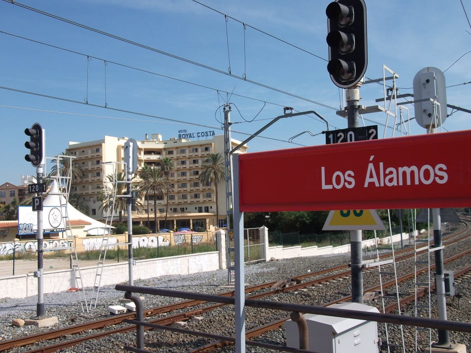 Издали. Hotel Royal Costa