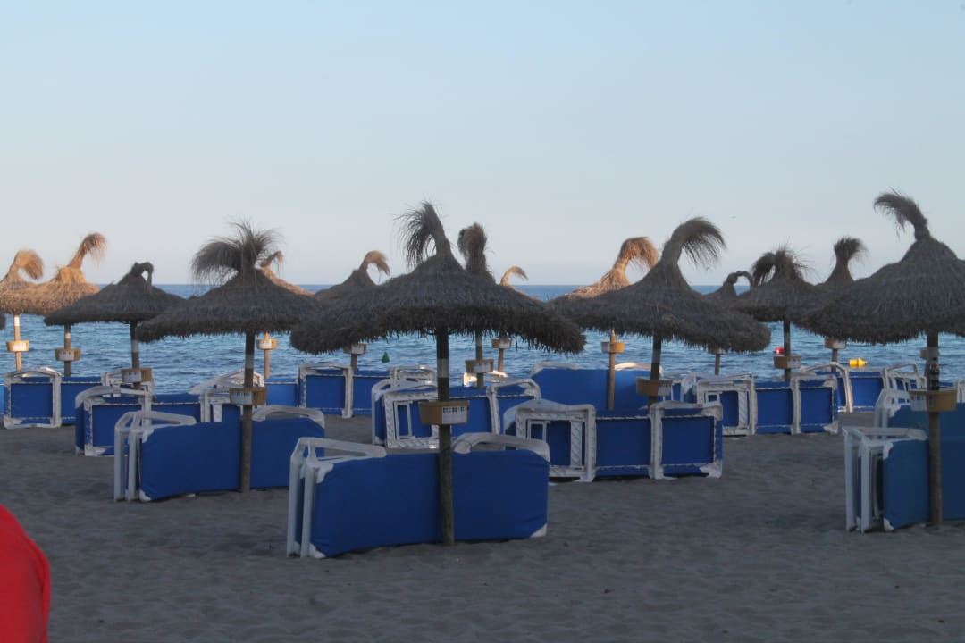 Liegen und Schirme Universal Hotel Castell Royal