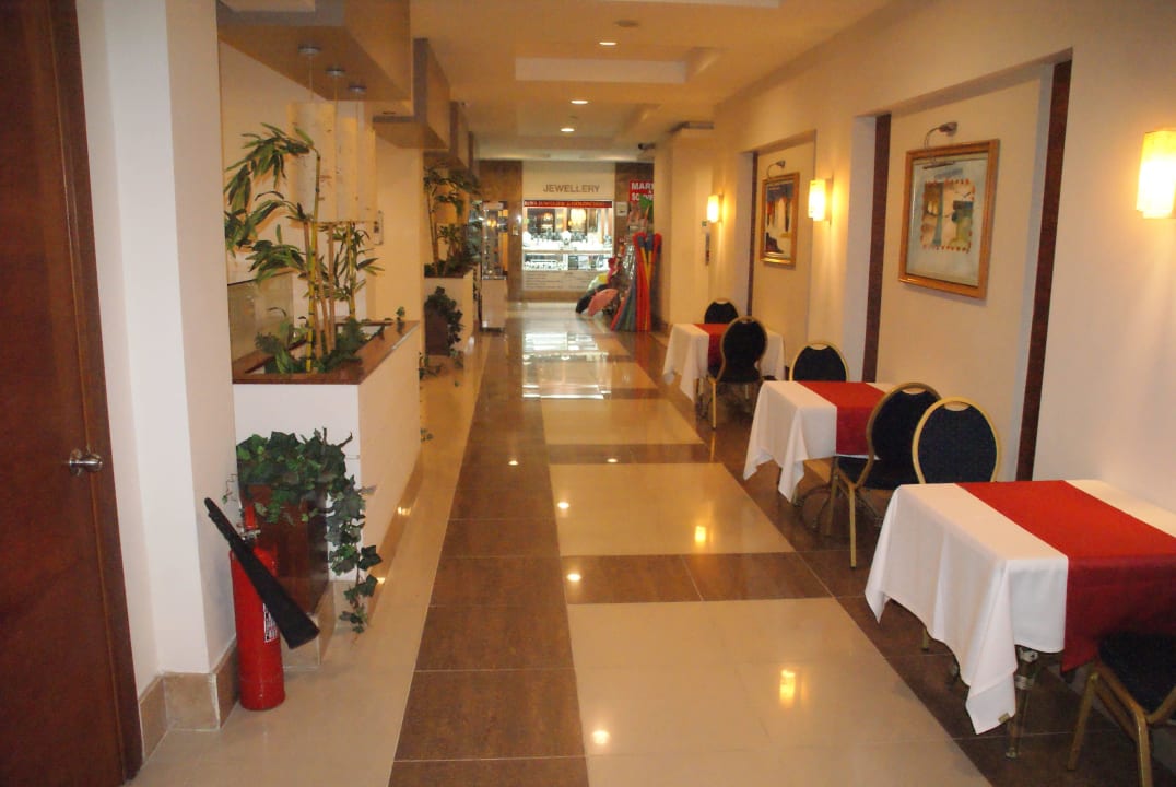 Weg zum Kaffee Side Breeze Hotel