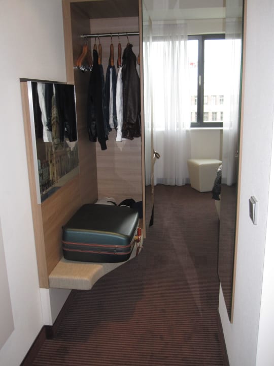 Schrank und Ablage H4 Hotel Berlin Alexanderplatz