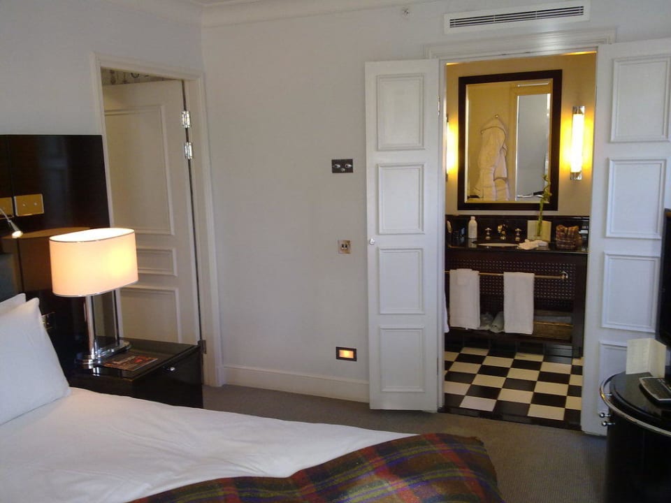 Schlafzimmer & Blick ins Bad Hotel Sofitel London St James