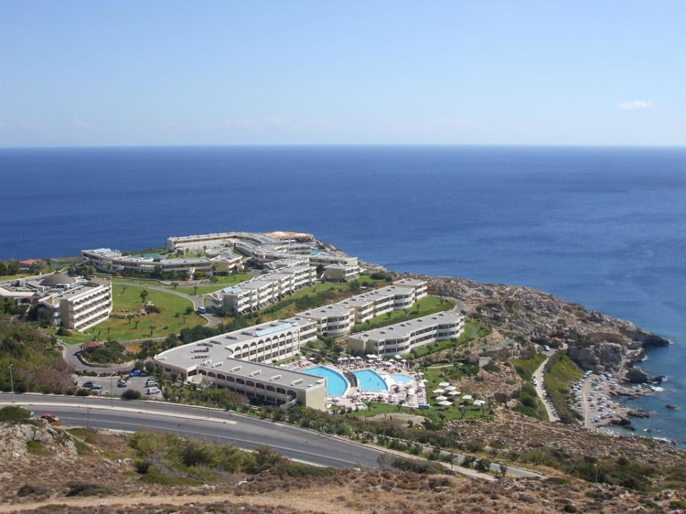 Blick vom Berg auf die Anlage Hotel Kalithea Horizon Royal