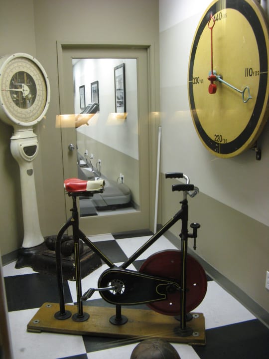 Ausstellungsvitrine mit alten Gegenständen The Queen Mary