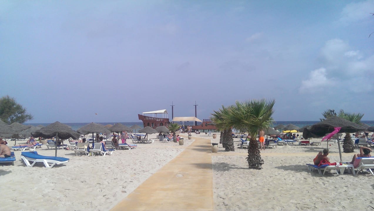 Strand mit Schiffrestaurant (nicht inklusive) Sahara Beach Aquapark & Resort