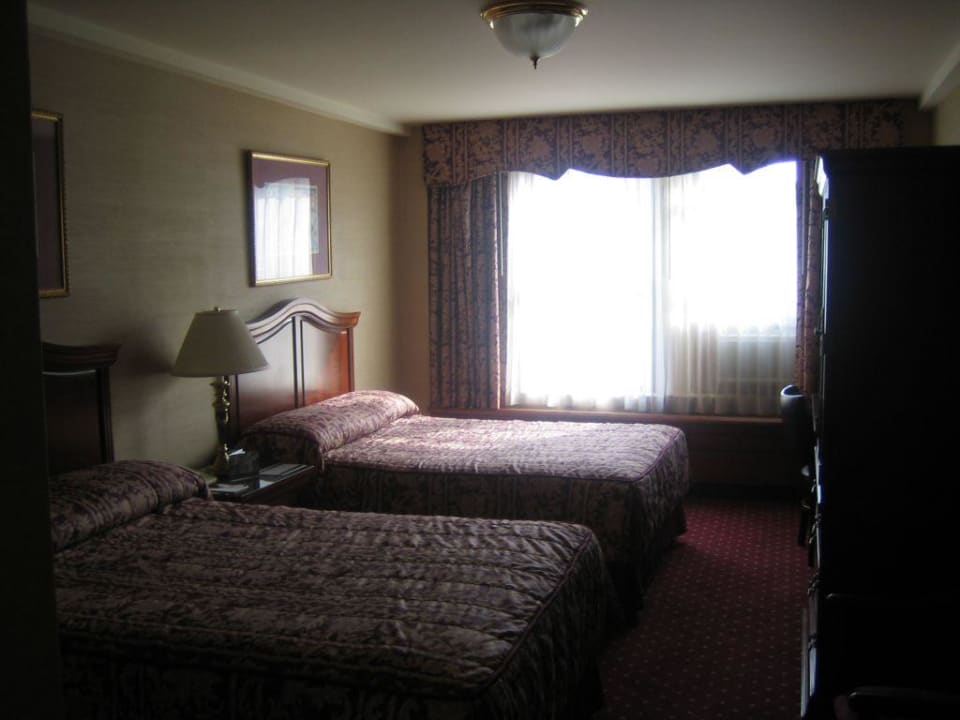 Blick ins Zimmer Richtung Fenster Hotel Belvedere